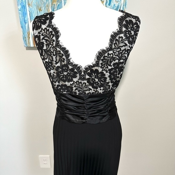 JS Boutique Black Lace Top w Pleated Bottom- Gorgeous Ruched Waist & Side Zipper - Picture 2 of 11